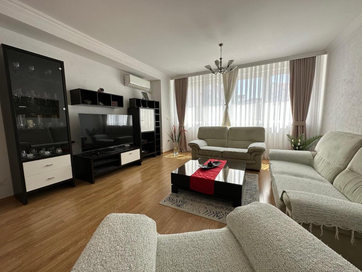 Spacious 3-Bedroom Condo Next To City Center Pristina Eksteriør bilde