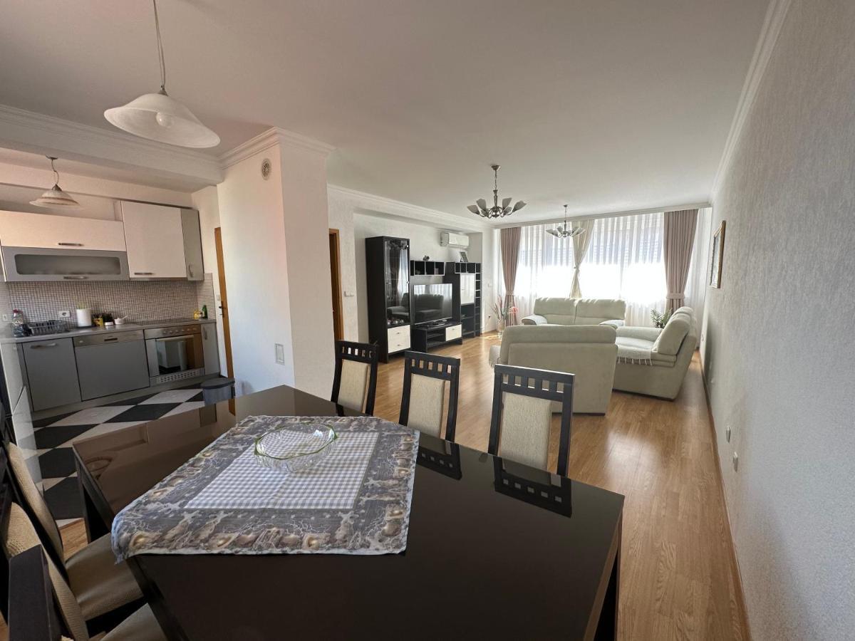 Spacious 3-Bedroom Condo Next To City Center Pristina Eksteriør bilde