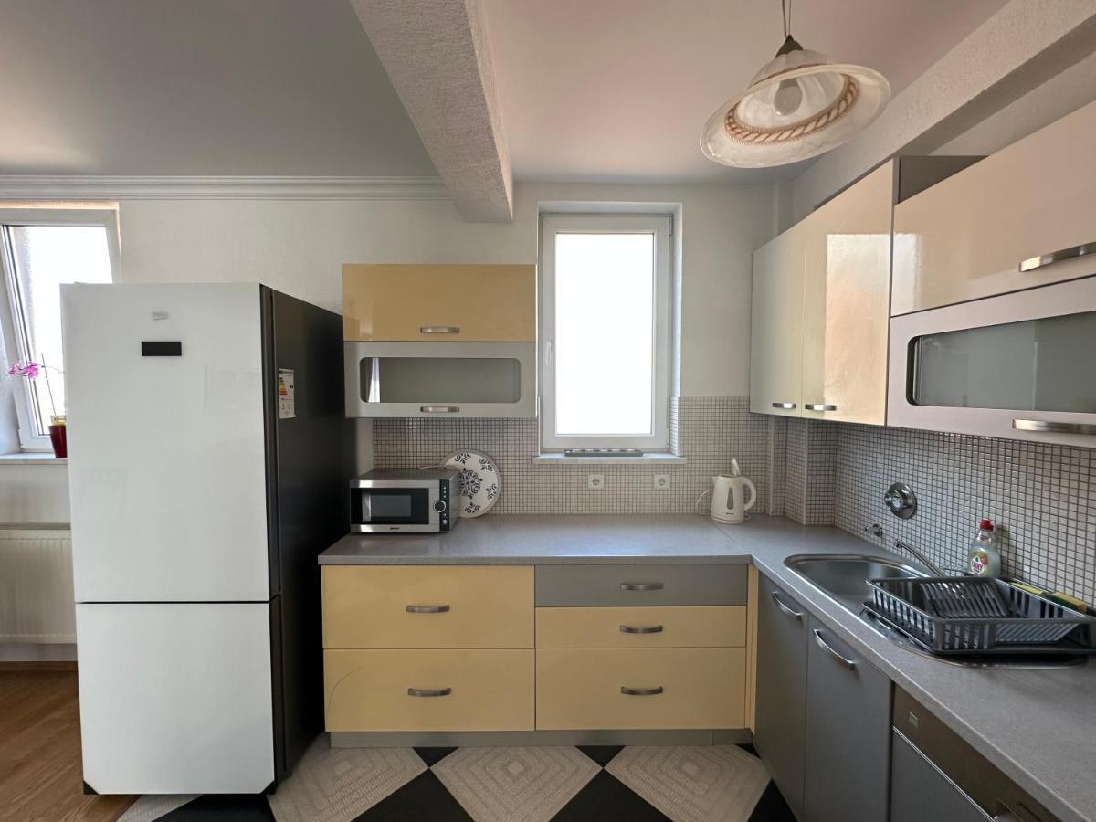 Spacious 3-Bedroom Condo Next To City Center Pristina Eksteriør bilde